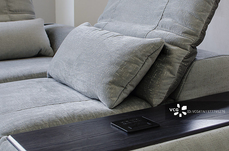 柔软的枕头放在灰色角落的沙发在现代风格。特写镜头的细节。图片素材
