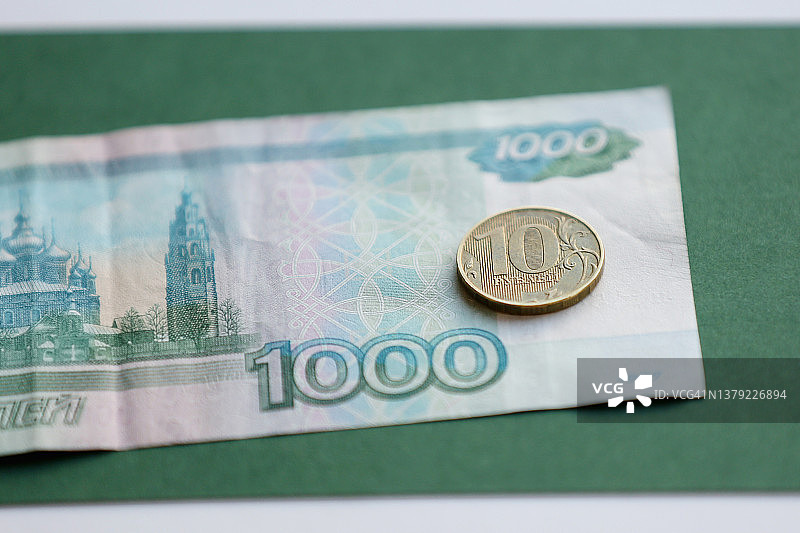 十卢布硬币与模糊的俄罗斯钞票图片素材
