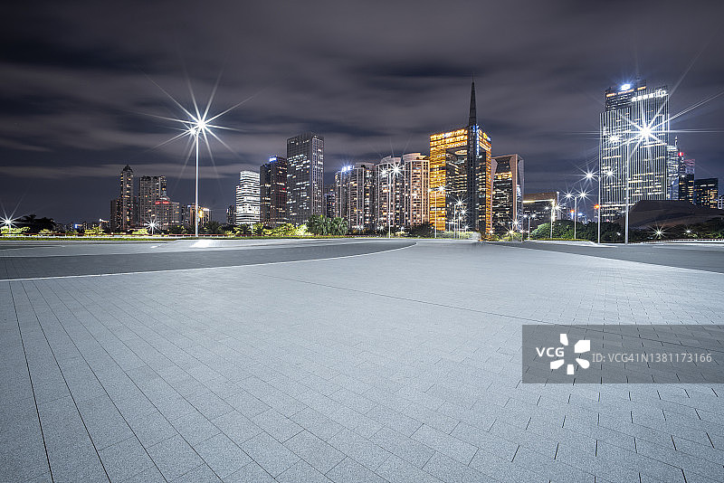 空城广场与城市天际线的夜景图片素材