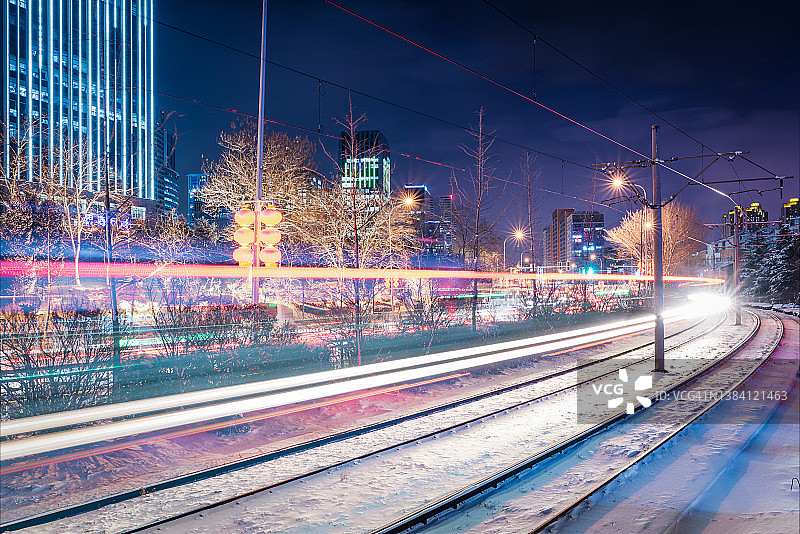 夜雪后铁轨上模糊运动的火车图片素材