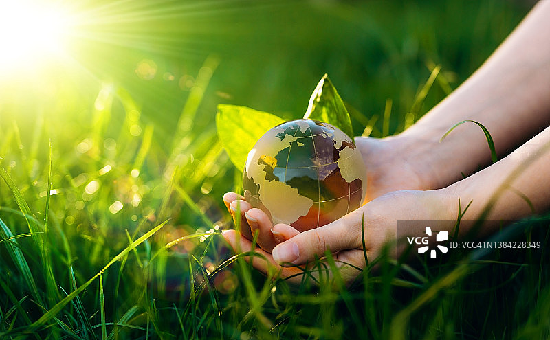 环境日和地球日的概念。37、节约清洁地球，发展生态。基于可再生能源的绿色企业可以限制气候变化和全球变暖。图片素材