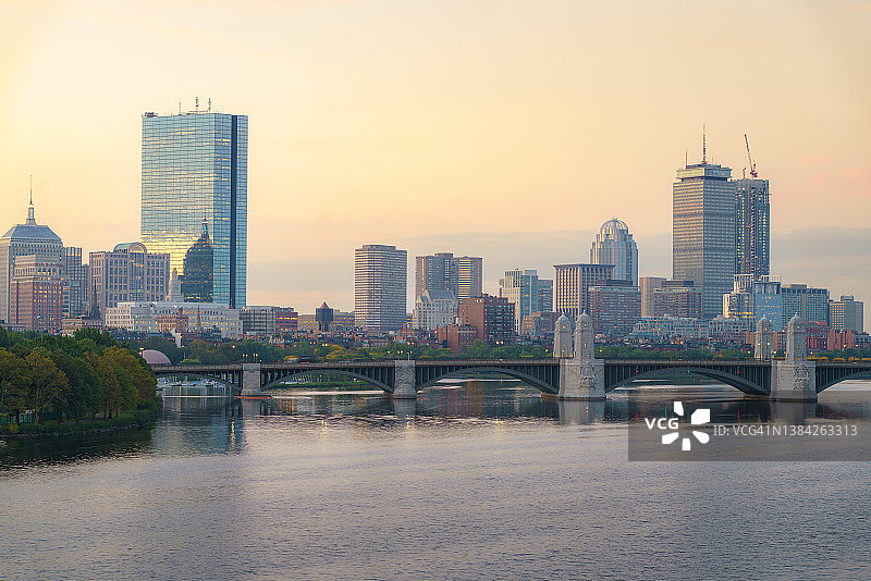 波士顿，马萨诸塞州，美国市中心的城市景观从对面的查尔斯河在黎明。图片素材