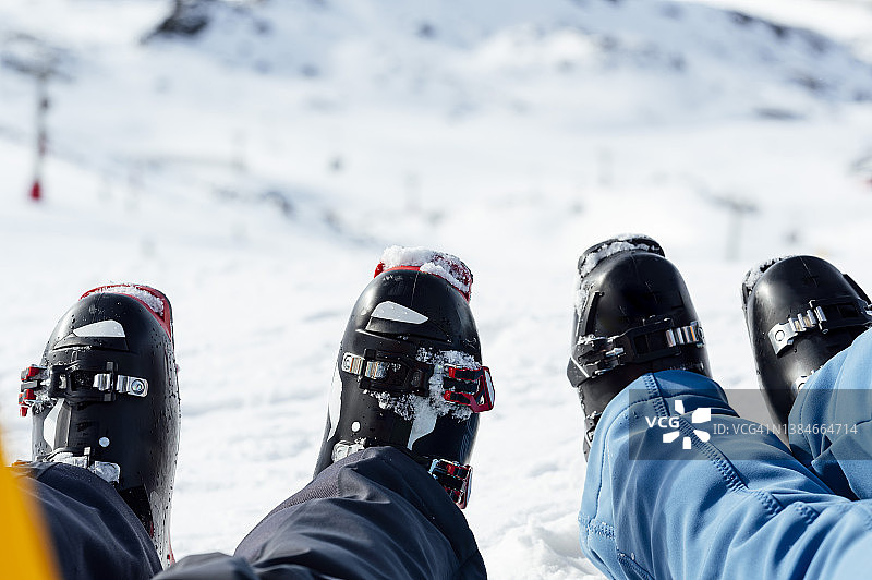 在雪山风景中穿着滑雪靴的脚图片素材