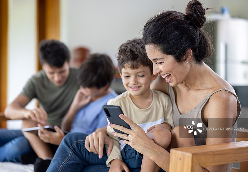 幸福家庭使用科技在线观看视频并微笑图片素材