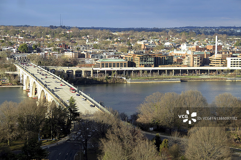 俯瞰乔治敦、基桥和波托马克河——华盛顿特区图片素材