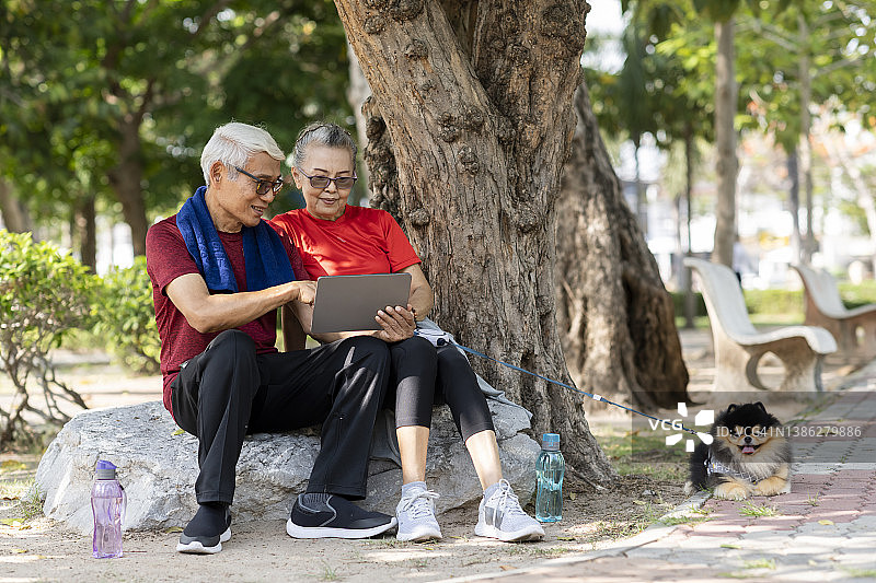 退休夫妇在公园里锻炼图片素材