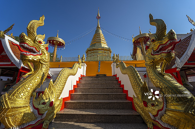 美丽的黄金寺庙在Watpratat doi kam泰国清迈图片素材