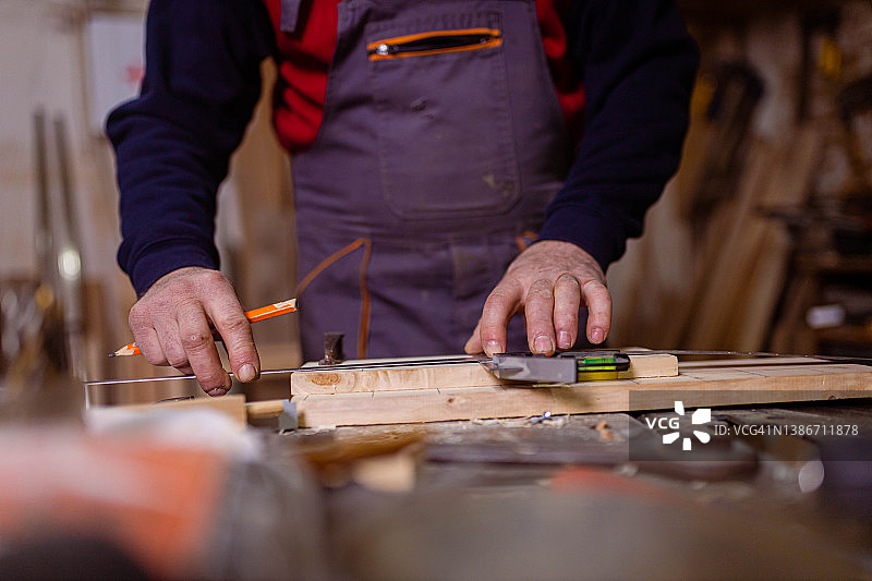 测量木材长度的男木匠图片素材