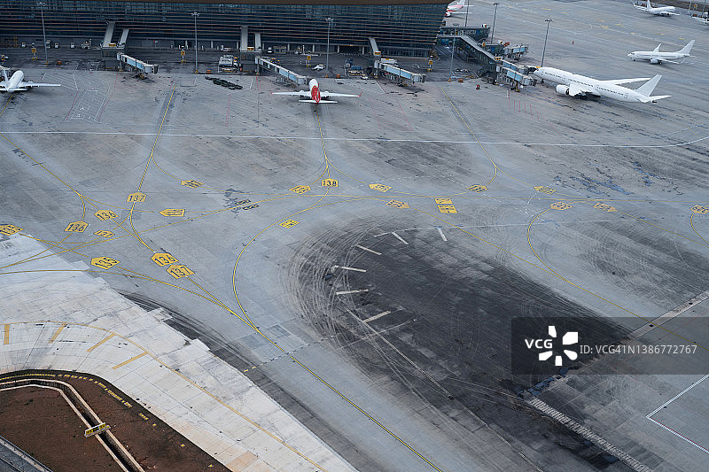 国际机场候机楼和停放的飞机图片素材