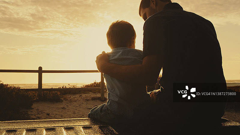 拍摄的是一个男人和他的儿子在海滩度过了一天图片素材
