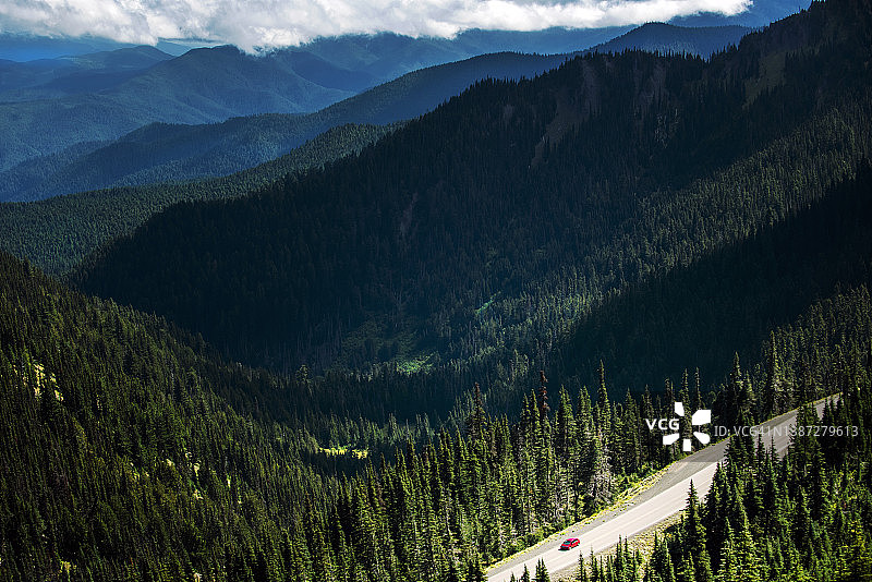 山和路的风景与天空。美国奥林匹克国家公园图片素材
