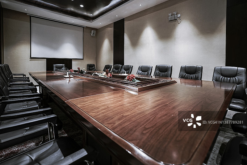 商务会议室或董事会会议室内部。图片素材