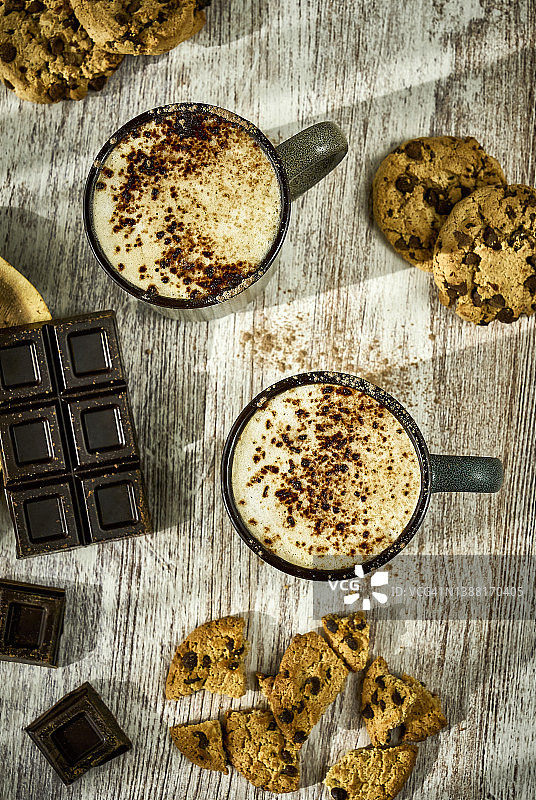 巧克力饼干和两杯卡布奇诺图片素材