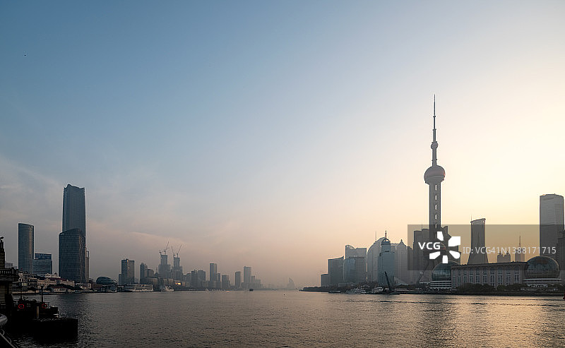 中国上海，日出时的城市天际线图片素材