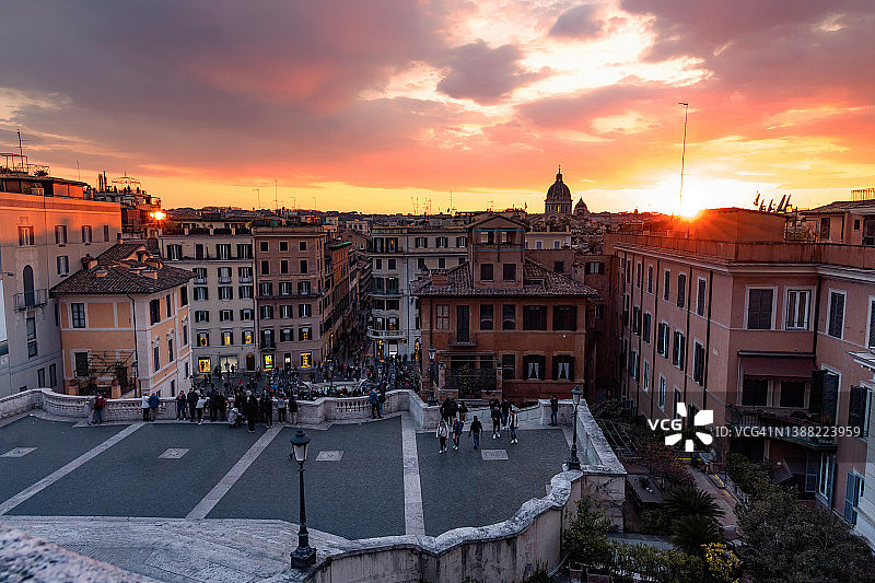 从西班牙广场上俯瞰罗马的日落。图片素材