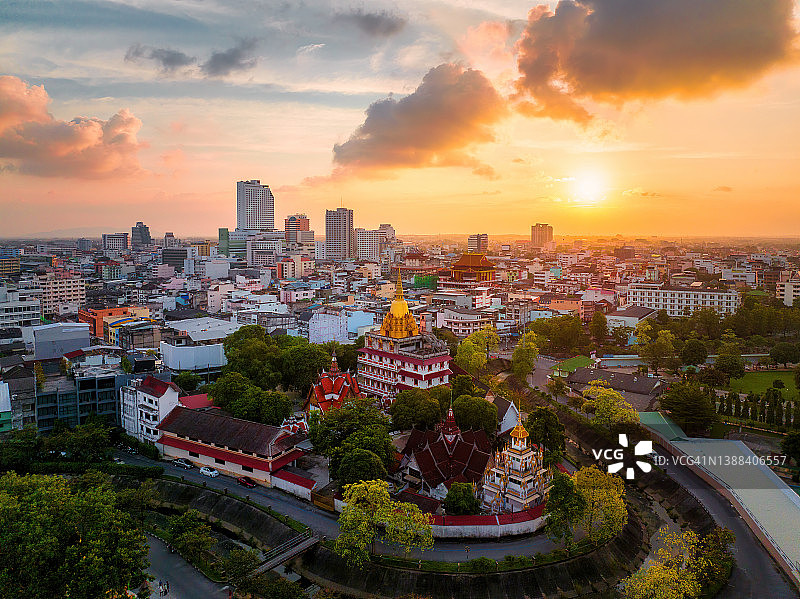 泰国南部宋卡省哈提艾的金塔寺和城市摩天大楼的日落景象图片素材