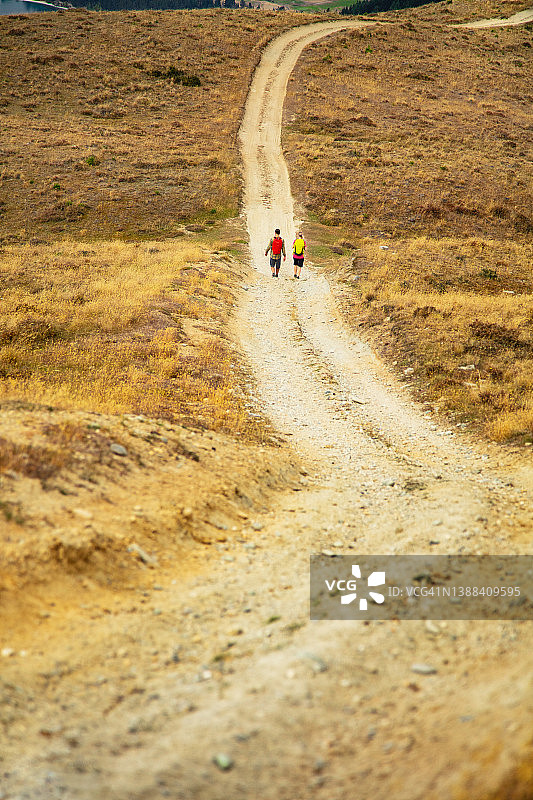 一对年轻夫妇徒步旅行瓦卡蒂普湖风景优美的南岛图片素材