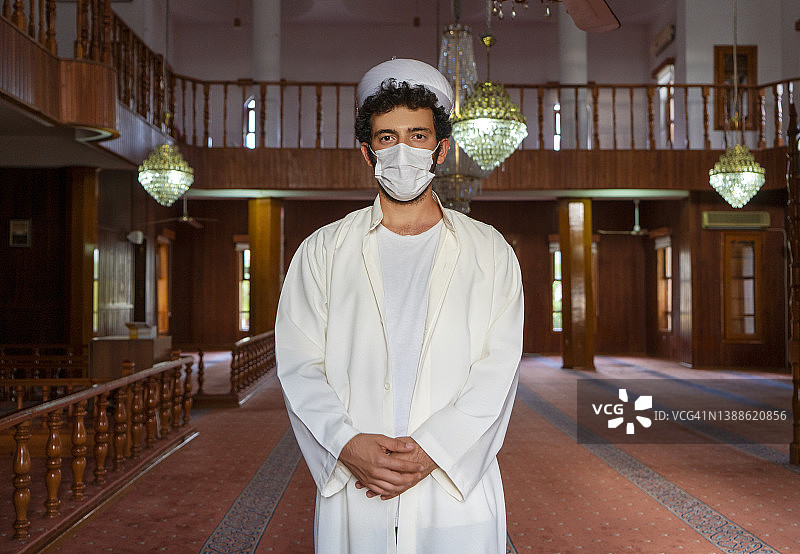 清真寺伊玛目戴着防护面罩的肖像。图片素材