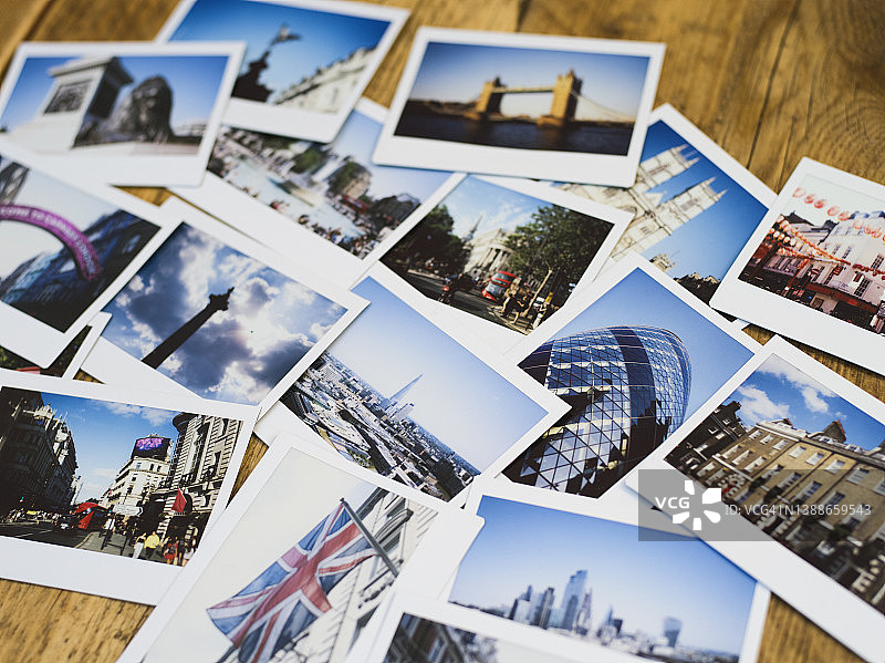 桌上放着伦敦旅游度假的即时照片图片素材