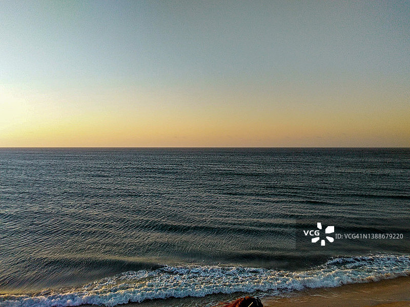 杰里科阿卡拉海滩的日落。图片素材