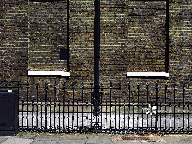 伦敦的空旧砖墙，铁门和人行道图片素材
