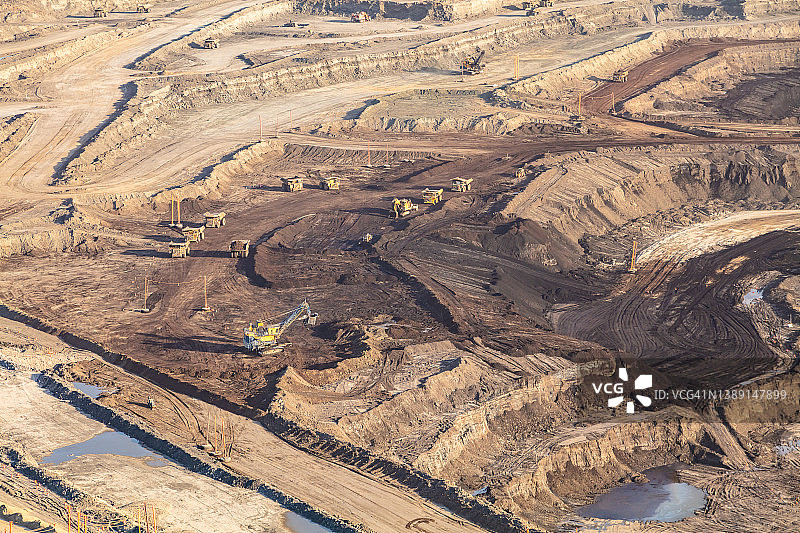 加拿大油砂工业地面开采的空中视图图片素材