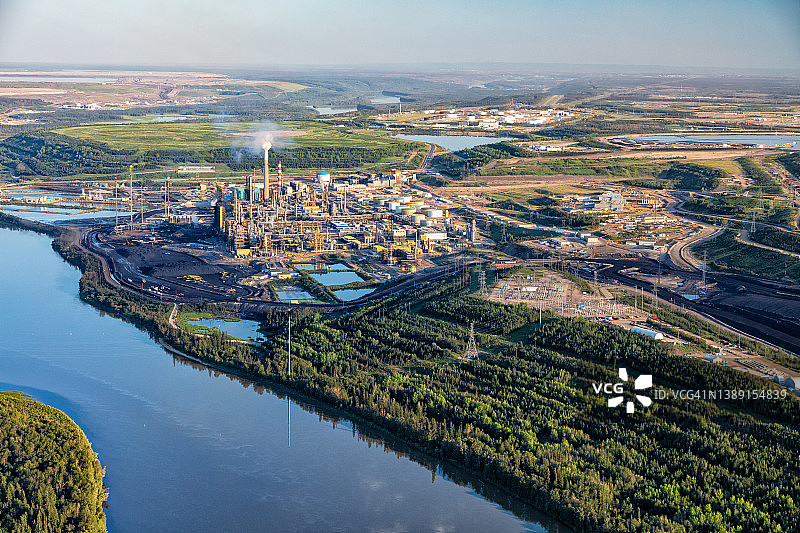 阿尔伯塔省阿萨巴斯卡河油砂航空石化炼油厂图片素材
