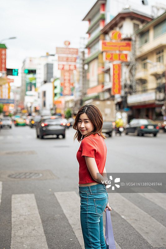 年轻的亚洲女游客站在曼谷耀瓦路，泰国唐人街。图片素材