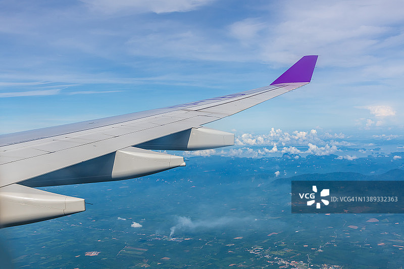 航拍照片的飞机机翼和戏剧性天空鸟瞰图的云-股票照片图片素材