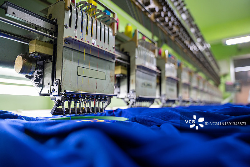 缝纫机、绣花区在纺织工业区内拥有现代化的机械和技术体系。图片素材