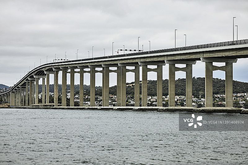 德温特河上的塔斯曼桥，霍巴特，塔斯马尼亚，澳大利亚图片素材