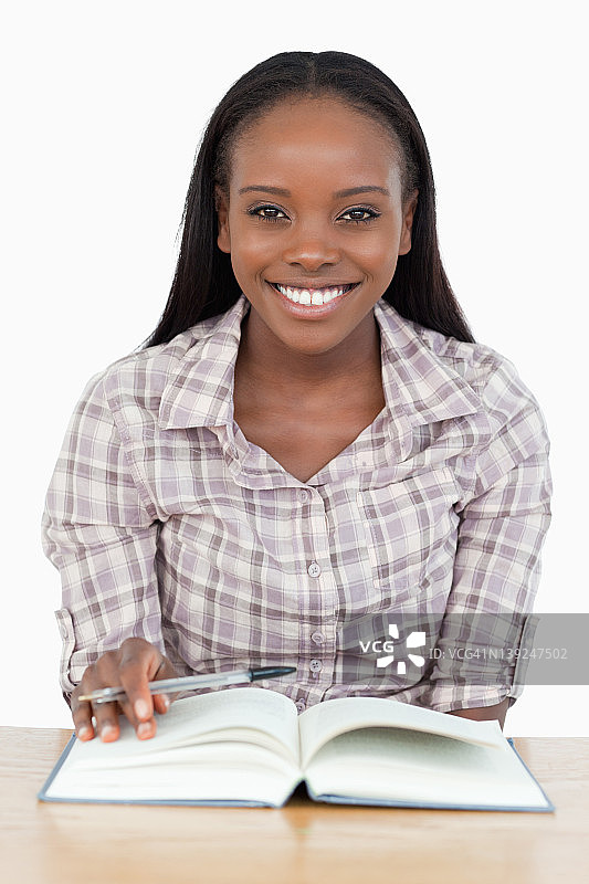 微笑的女孩在读一本小说图片素材