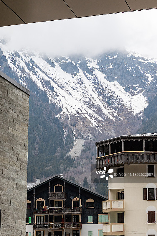 建筑与雪山法国阿尔卑斯山的背景-法国夏蒙尼图片素材