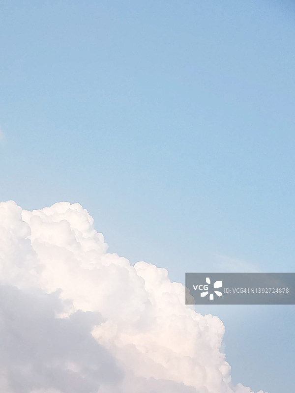白色多云在蓝天的自然背景下，用于书写文字的拷贝空间图片素材