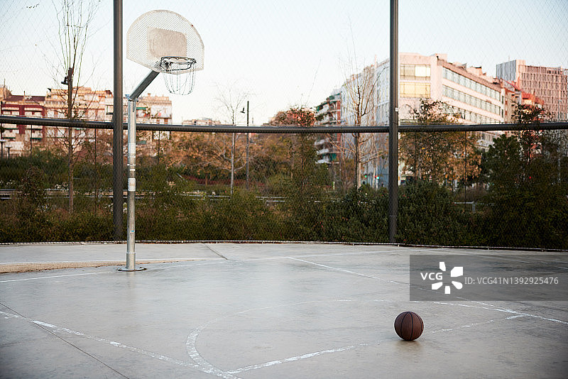 篮球场篮筐下的街球。图片素材