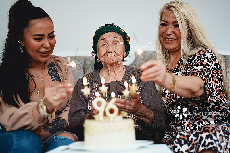 庆祝96岁奶奶的生日图片素材