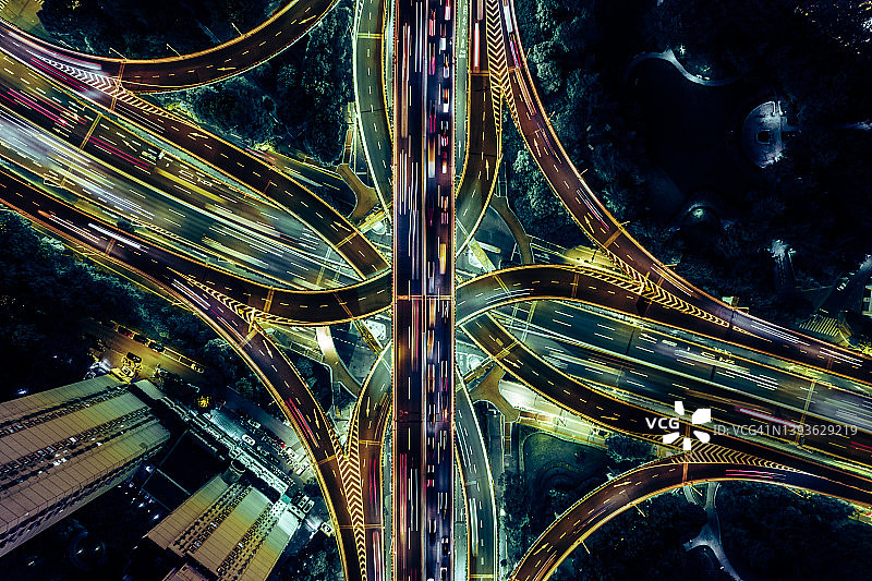 立交桥和城市夜间交通图片素材