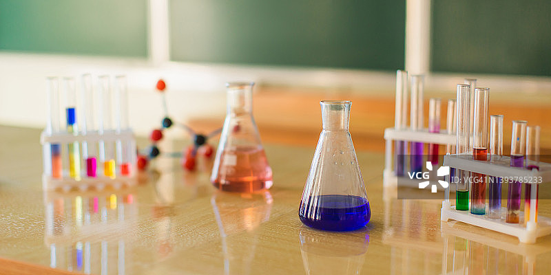 试管和烧瓶中的显色试剂在桌子上。研究化学。自然科学。桌子上。教室。大学的实验室。Biolaboratory。科学。图片素材
