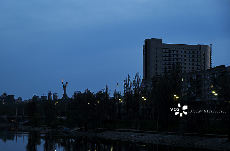 乌克兰祖国纪念碑的剪影映衬着蓝色的夜空图片素材