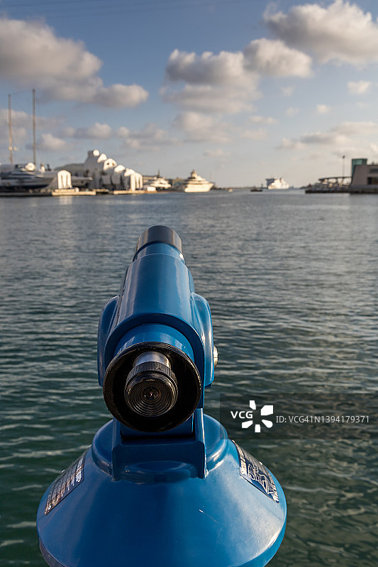 用Coin操作的双筒望远镜观察巴塞罗那港，图片素材