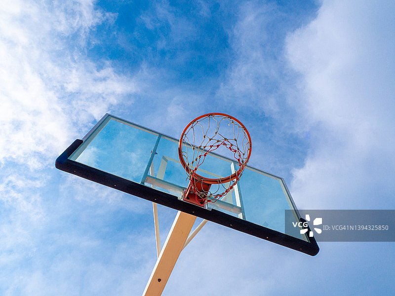 篮球圈和蓝天。图片素材