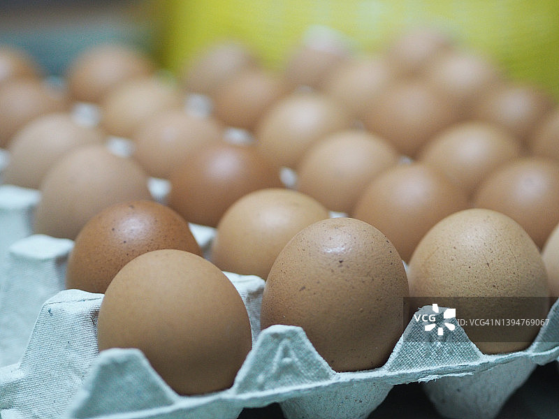 新鲜鸡蛋在棕色纸板箱里有条痕图片素材