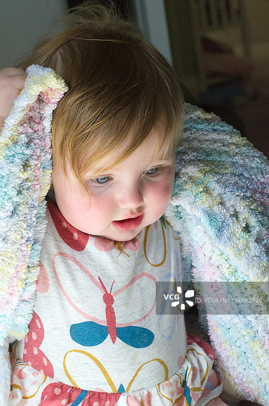 可爱的小女孩肖像与毛毯图片素材