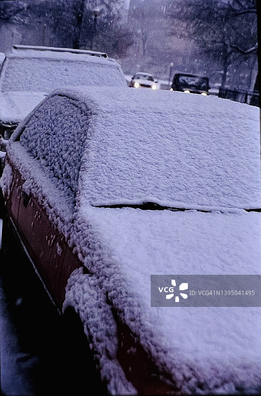 停在波士顿市中心的汽车被雪覆盖图片素材
