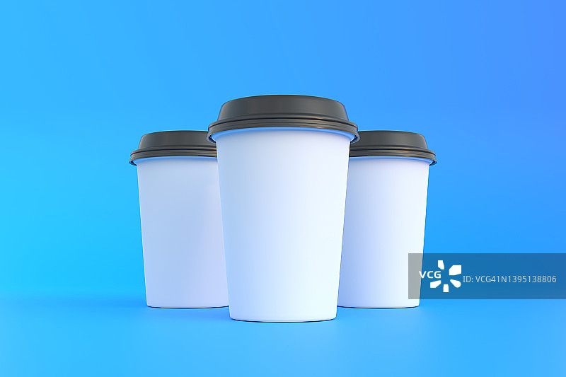 三个一次性纸杯咖啡杯，黑色盖子，蓝色背景图片素材