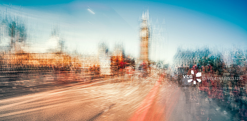 英国伦敦，行人穿过威斯敏斯特大桥，背景是大本钟和议会大厦图片素材