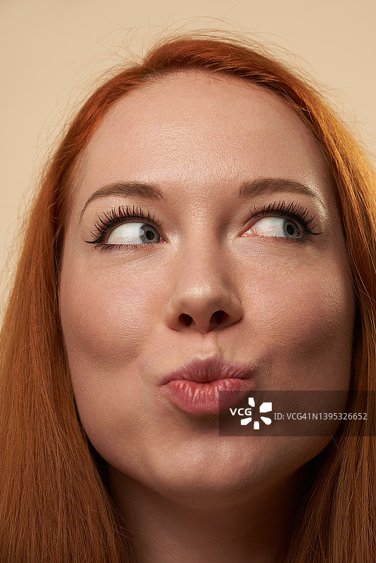 有趣的红发女人噘嘴图片素材