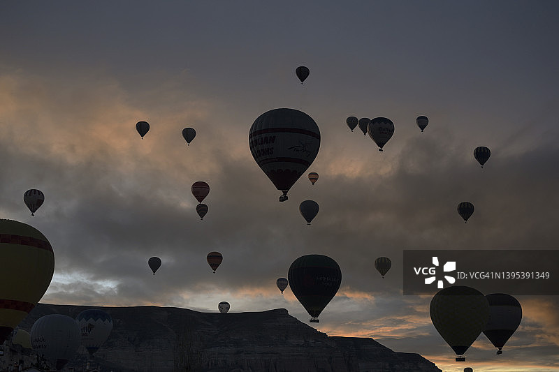 土耳其安纳托利亚中部奈瑟希尔卡帕多西亚的热气球图片素材