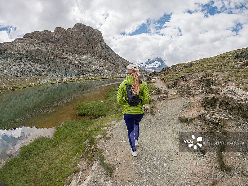 运动型女性在瑞士阿尔卑斯山跑步图片素材