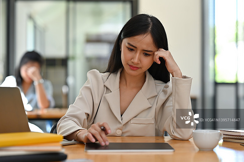 疲惫或压力大的职业女性在办公室头痛。图片素材